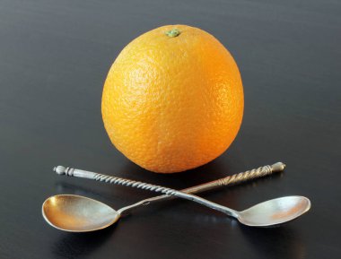 Portakal ve iki kaşık