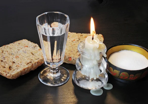 Свеча, водка и хлеб — стоковое фото