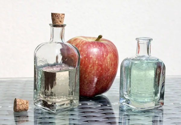 Яблучний оцет і яблуко — стокове фото