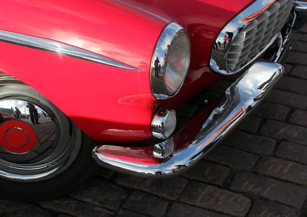 Velho retro carro vermelho — Fotografia de Stock