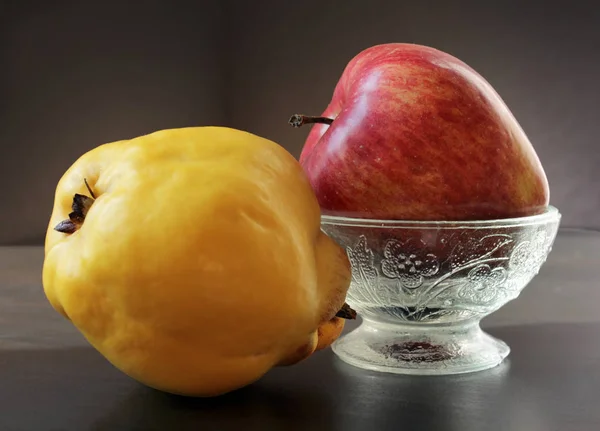 Pigwa żółte i czerwone jabłko — Zdjęcie stockowe