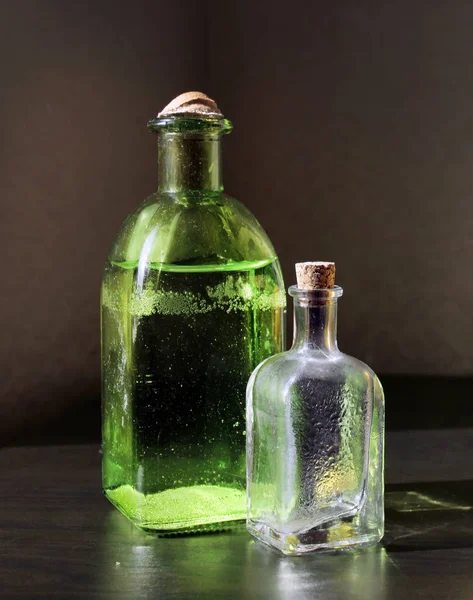 Дві старовинні скляні пляшки — стокове фото