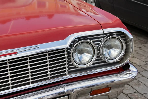 Vista frontal do carro vermelho retro — Fotografia de Stock