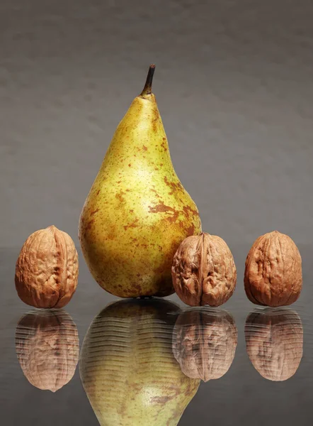 Peer en drie walnoten — Stockfoto