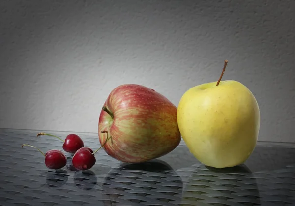 Stillleben Mit Zwei Reifen Äpfeln Und Drei Süßkirschen Vor Einem — Stockfoto