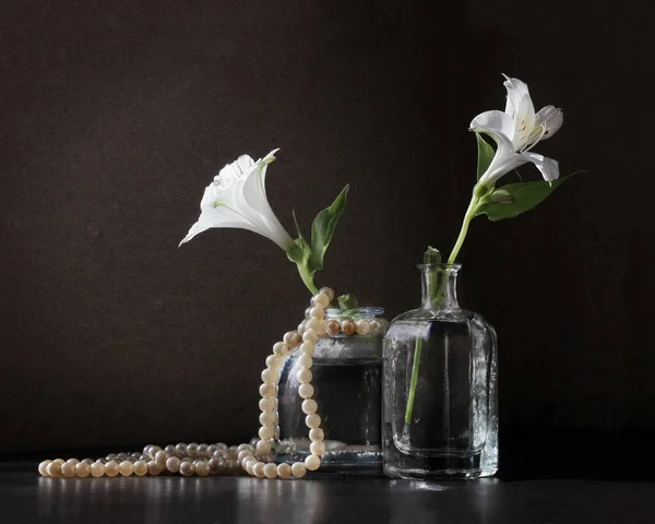 Retro Stijl Stilleven Met Twee Alstroemeria Bloemen Kleine Vintage Flesjes — Stockfoto