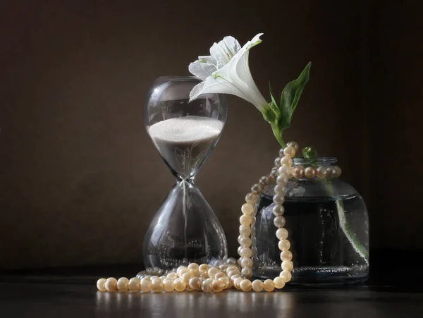 Style Rétro Nature Morte Avec Verre Sable Vintage Fleur Alstroemeria — Photo