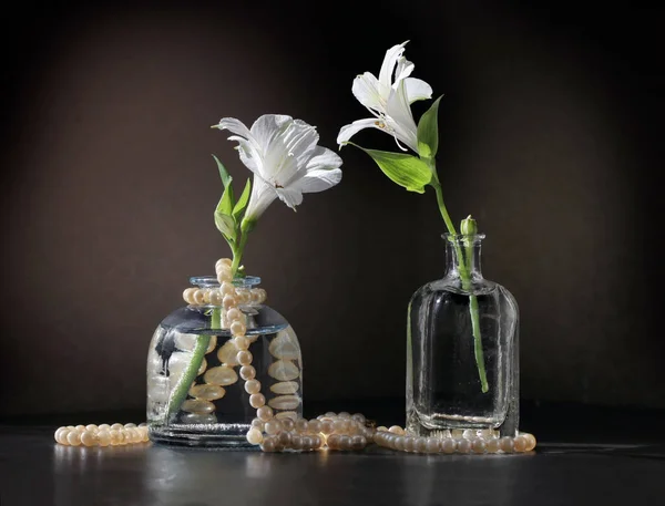 Retro Stijl Stilleven Met Twee Alstroemeria Bloemen Kleine Vintage Flesjes — Stockfoto