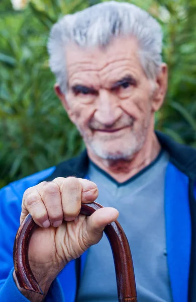 Een portret van een oudere man van de senior — Stockfoto