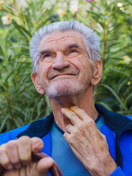 Een portret van een lachende senior man — Stockfoto