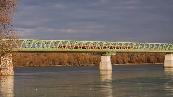 Przejście przez most kolejowy pociągu czerwony — Zdjęcie stockowe