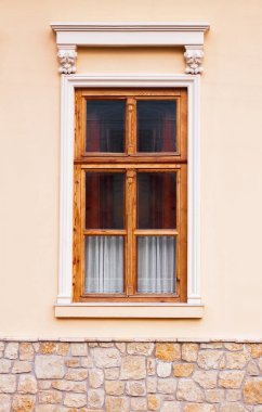 Klasik ahşap pencere beyaz renkli süsleme