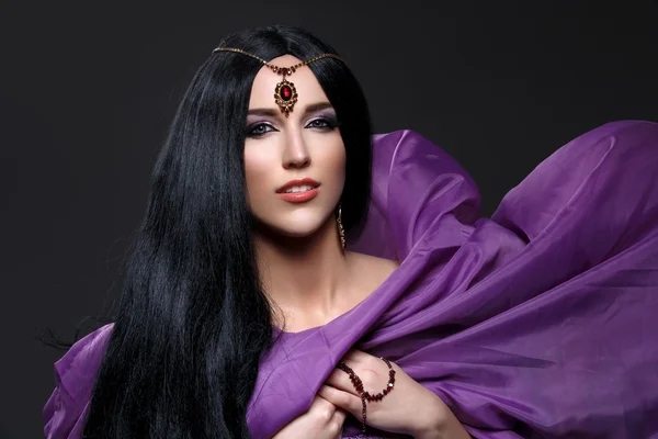 Schönes Mädchen mit arabischem Make-up — Stockfoto