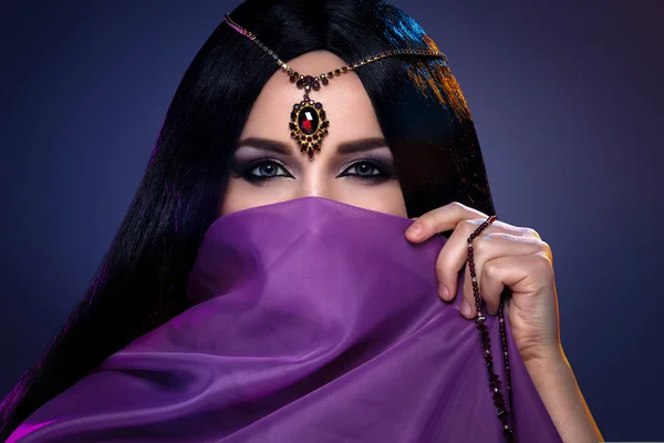 Красива дівчина з арабським макіяжем — стокове фото