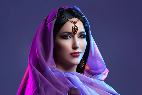 Bella ragazza con trucco arabo — Foto Stock