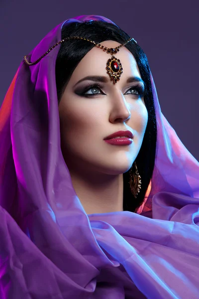 Hermosa chica con maquillaje árabe — Foto de Stock
