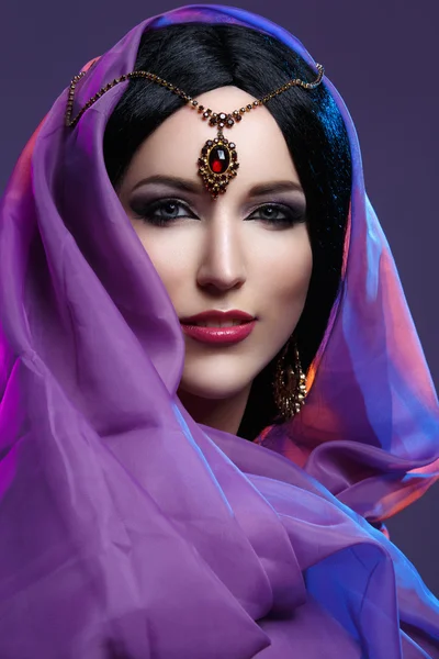 Schönes Mädchen mit arabischem Make-up — Stockfoto