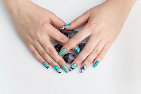 Gros plan de mains de femme avec des ongles colorés — Photo