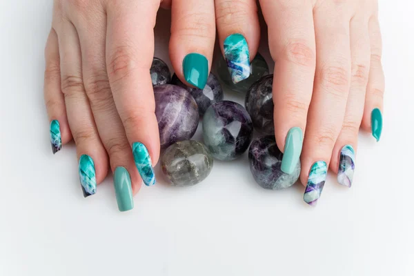 Fechar as mãos da mulher com unhas coloridas — Fotografia de Stock