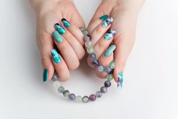 Primer plano de las manos de la mujer con uñas de colores — Foto de Stock