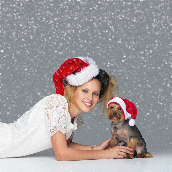 Hermosa chica con yorkie perro en santa cap —  Fotos de Stock