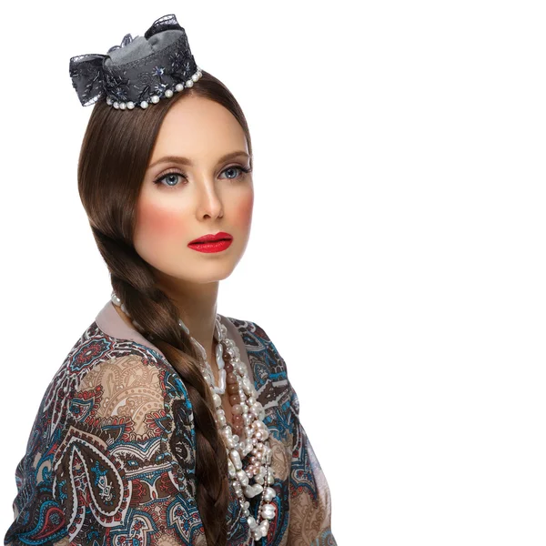 Schöne russische Mädchen in traditioneller Kleidung — Stockfoto