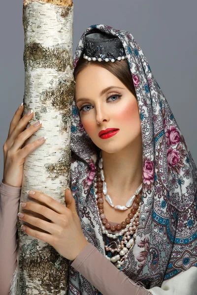 Menina russa bonita em roupas tradicionais — Fotografia de Stock