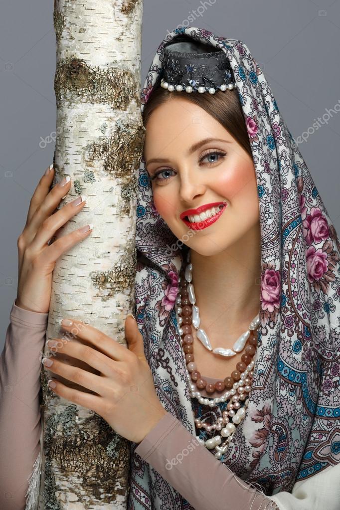 generelt mikroskop underholdning Smuk russisk pige i traditionelt tøj — Stock-foto © Svetography #125506426