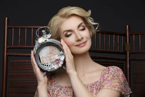 Bella ragazza con orologio vintage — Foto Stock