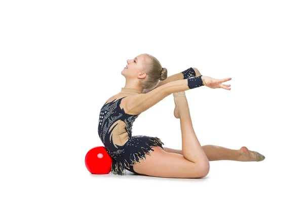 赤いボールを持つ美しい体操少女 — ストック写真