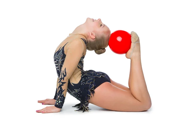Krásné sportovní gymnastka dívka s červenou kouli — Stock fotografie