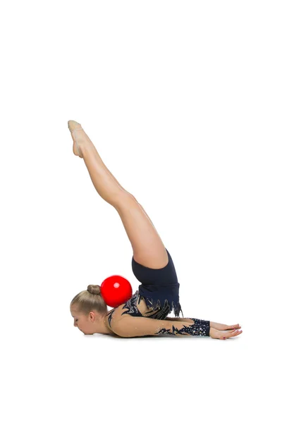 Γυμναστής όμορφο κορίτσι με κόκκινο μπάλα — Φωτογραφία Αρχείου