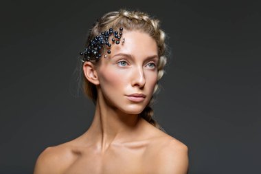 Kalın Fransız örgü ile güzel kız