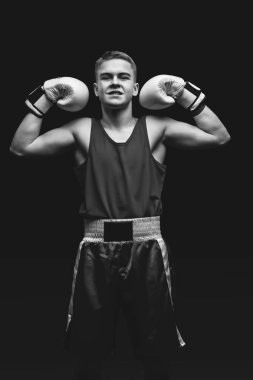 Siyah arka plan üzerine genç boksör sporcu