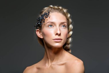 Kalın Fransız örgü ile güzel kız