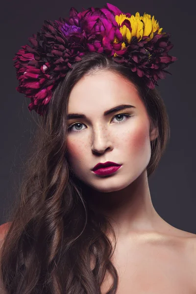 Hermosa chica con flores en la cabeza —  Fotos de Stock