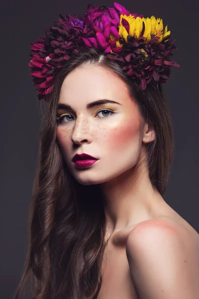 Hermosa chica con flores en la cabeza —  Fotos de Stock