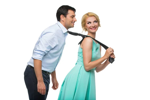 Женщина тянет мужчину за галстук — стоковое фото