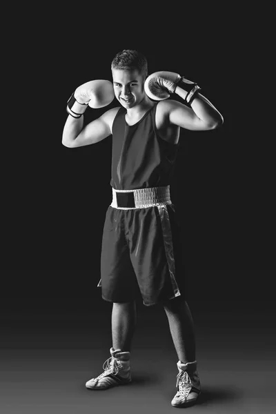 Jovem boxeador desportista no fundo preto — Fotografia de Stock