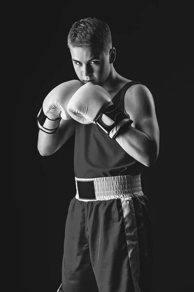 Joven boxeador deportista sobre fondo negro —  Fotos de Stock