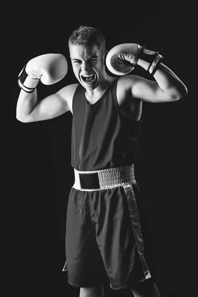 Jovem boxeador desportista no fundo preto — Fotografia de Stock