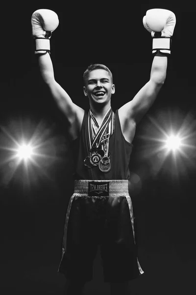 Jovem boxeador desportista no fundo preto — Fotografia de Stock