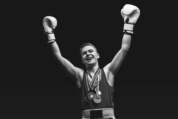 Joven boxeador deportista sobre fondo negro —  Fotos de Stock