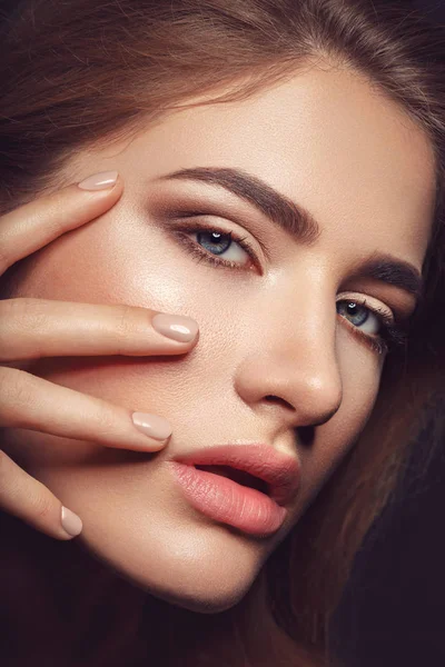 Bella ragazza con trucco naturale e manicure — Foto Stock