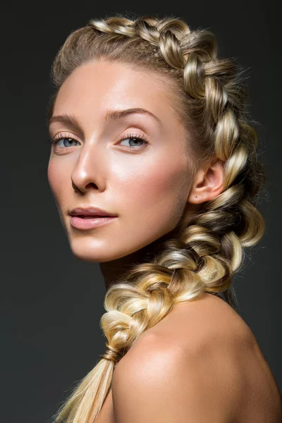 Hermosa chica con trenza y maquillaje natural — Foto de Stock