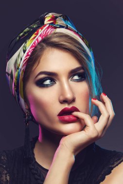 Parlak makyaj ve şal kafasına güzel kızla