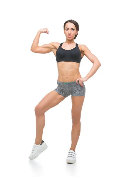 Bella ragazza in forma in reggiseno sportivo e pantaloncini — Foto Stock