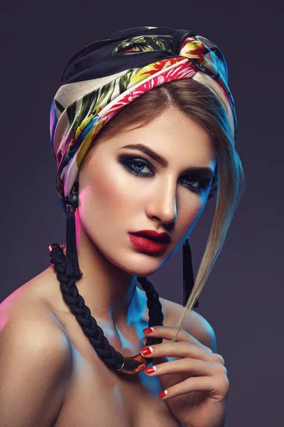Vacker flicka med ljusa make-up och sjal på huvudet — Stockfoto