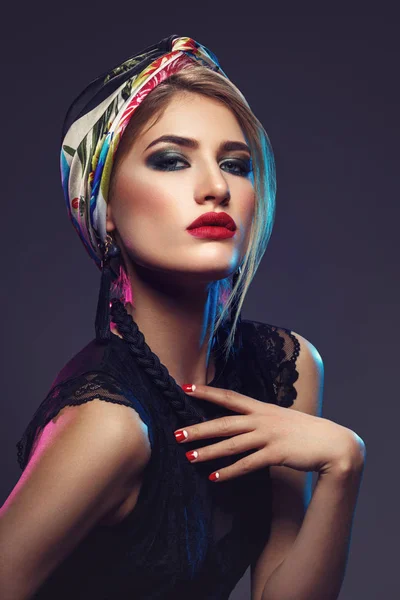 Красивая девушка с ярким макияжем и платком на голове — стоковое фото