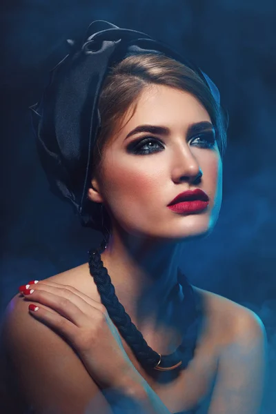 Vacker flicka med ljusa make-up och sjal på huvudet — Stockfoto